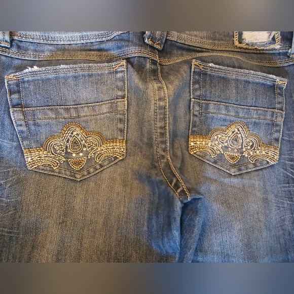 Almost Famous Distressed/Destroyed Low-Rise Cuffed Capri Jeans Size 13 - Picture 6 of 12